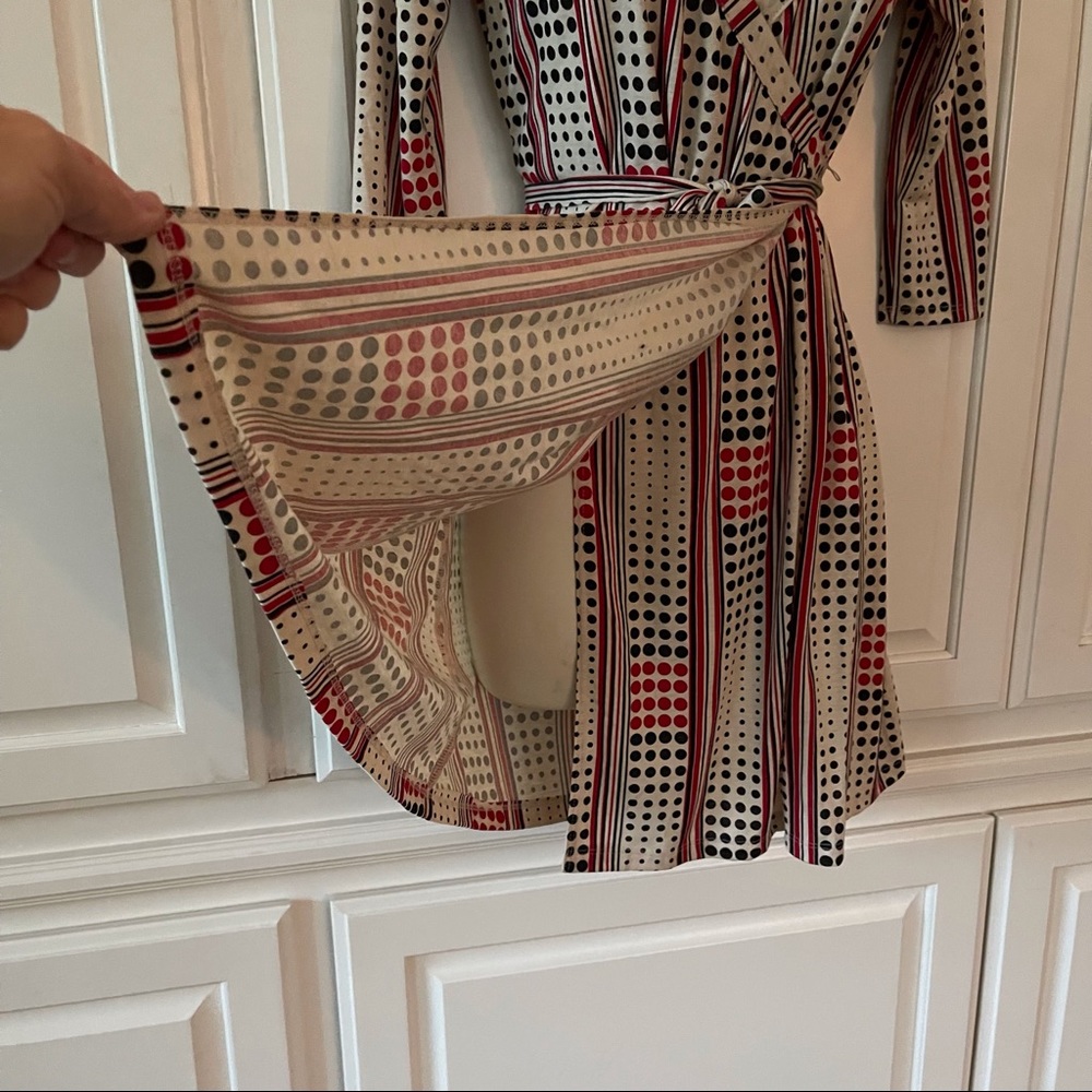 Wrap style dress in cream, with red and black pattern career office Size Small - Picture 4 of 10